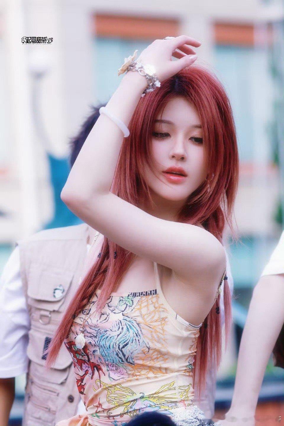 赵露思音乐节造型太美了，辣妹红发[色] ​​​