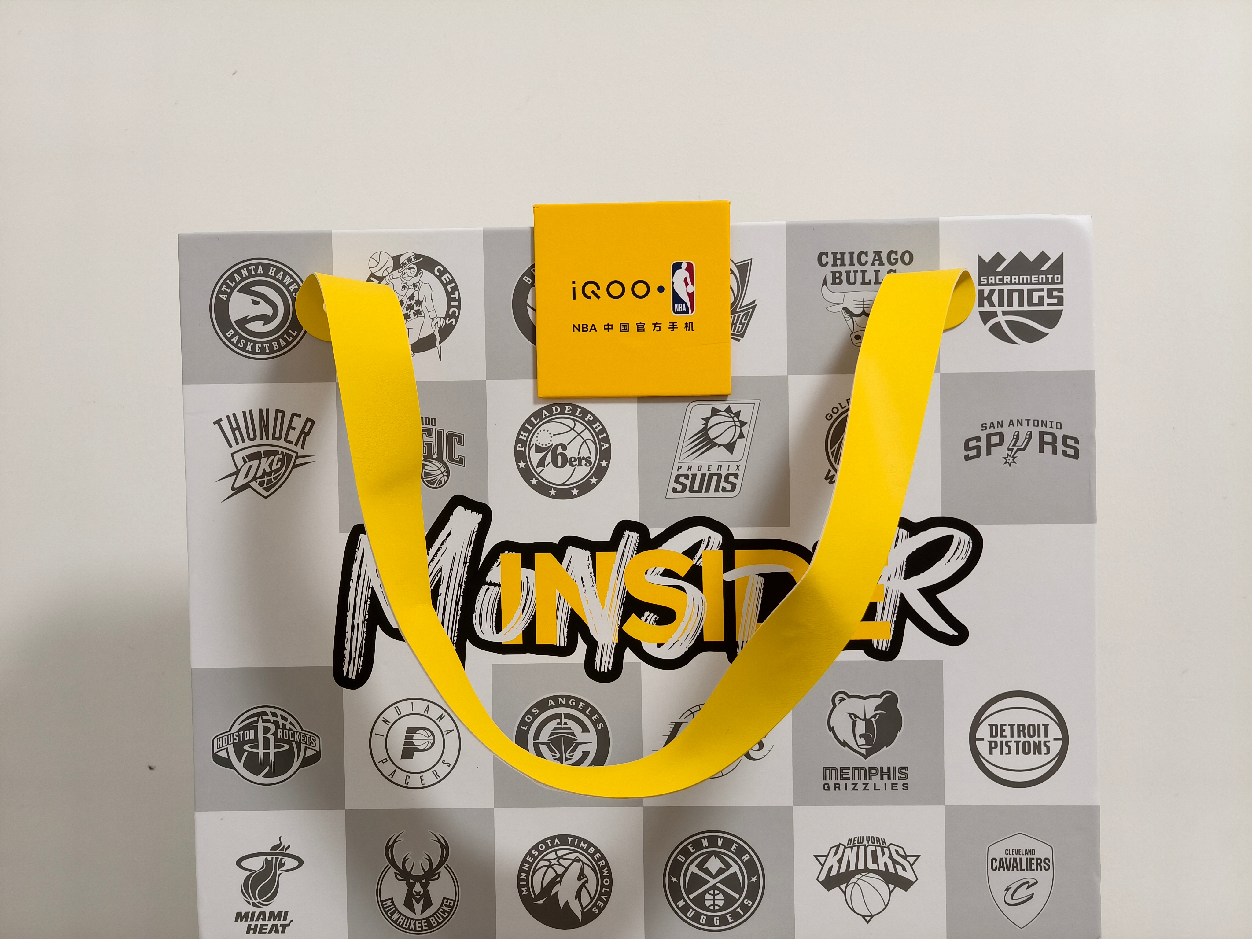 收到iQOO和NBA的联名礼盒了，里面的东西还挺多，有鸭舌帽、腕带、帆布袋，还有