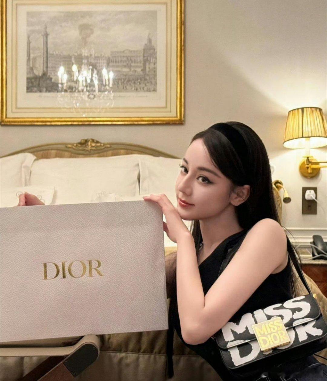 感觉迪丽热巴这个造型真的是赫本在世吧 韵味感拉满了诶 ​​​