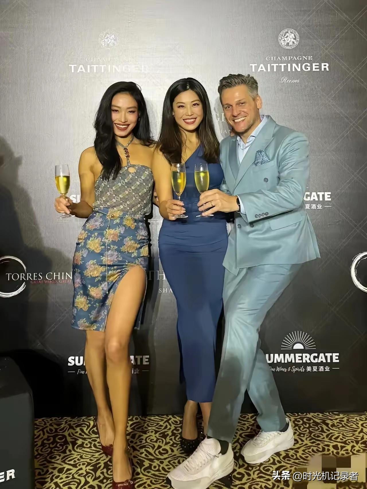 为什么和外国人拍照就要古铜色肤色，还要眯眯眼。
在国内都是肤白貌美，大眼睛布灵布