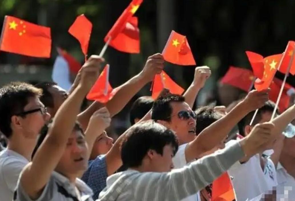 继新加坡、马来西亚之后，又有美国华人跳出来 “指点江山” 了！

一句 “中国人