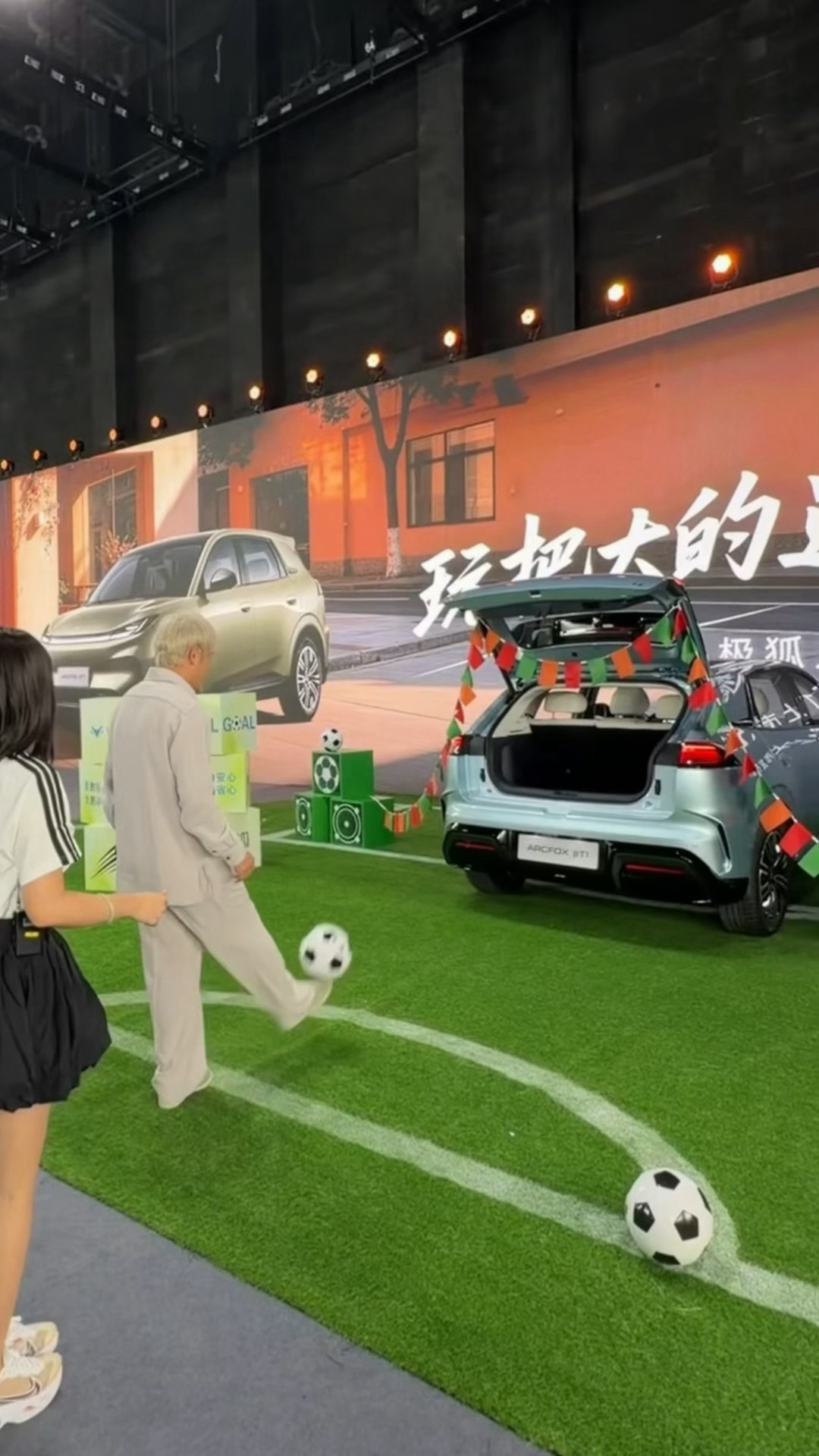 和稀哲队长学射门⚽️成功！