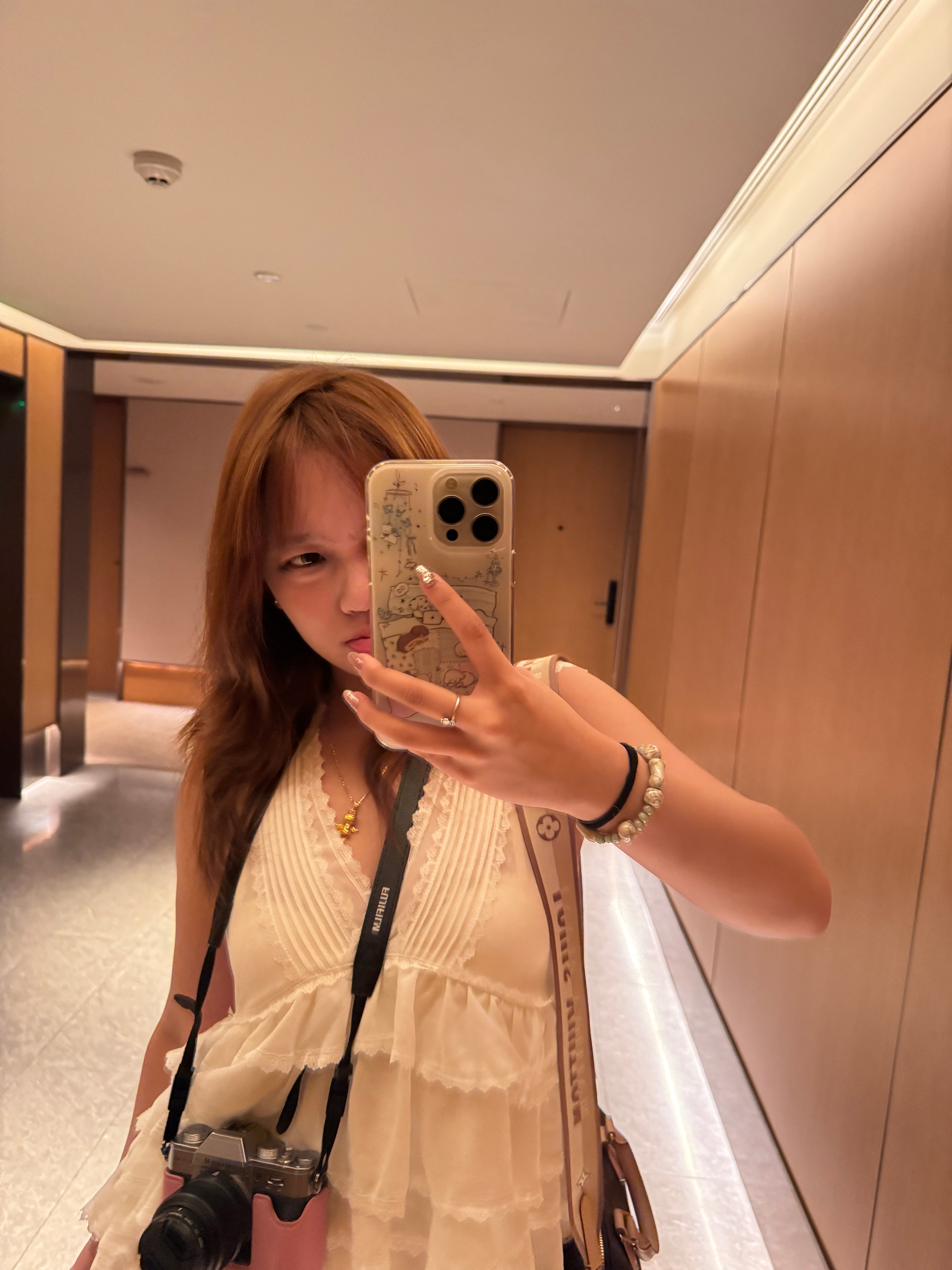 小臭美看到镜子都走不动路[yeah][yeah][yeah][卡皮巴拉][卡皮巴