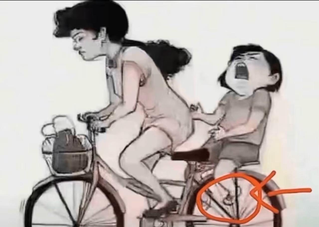 在评论区看到这张图，我拿给孩子看，是不是妈妈带你，你脚夹了的样子？
她哈哈大笑，