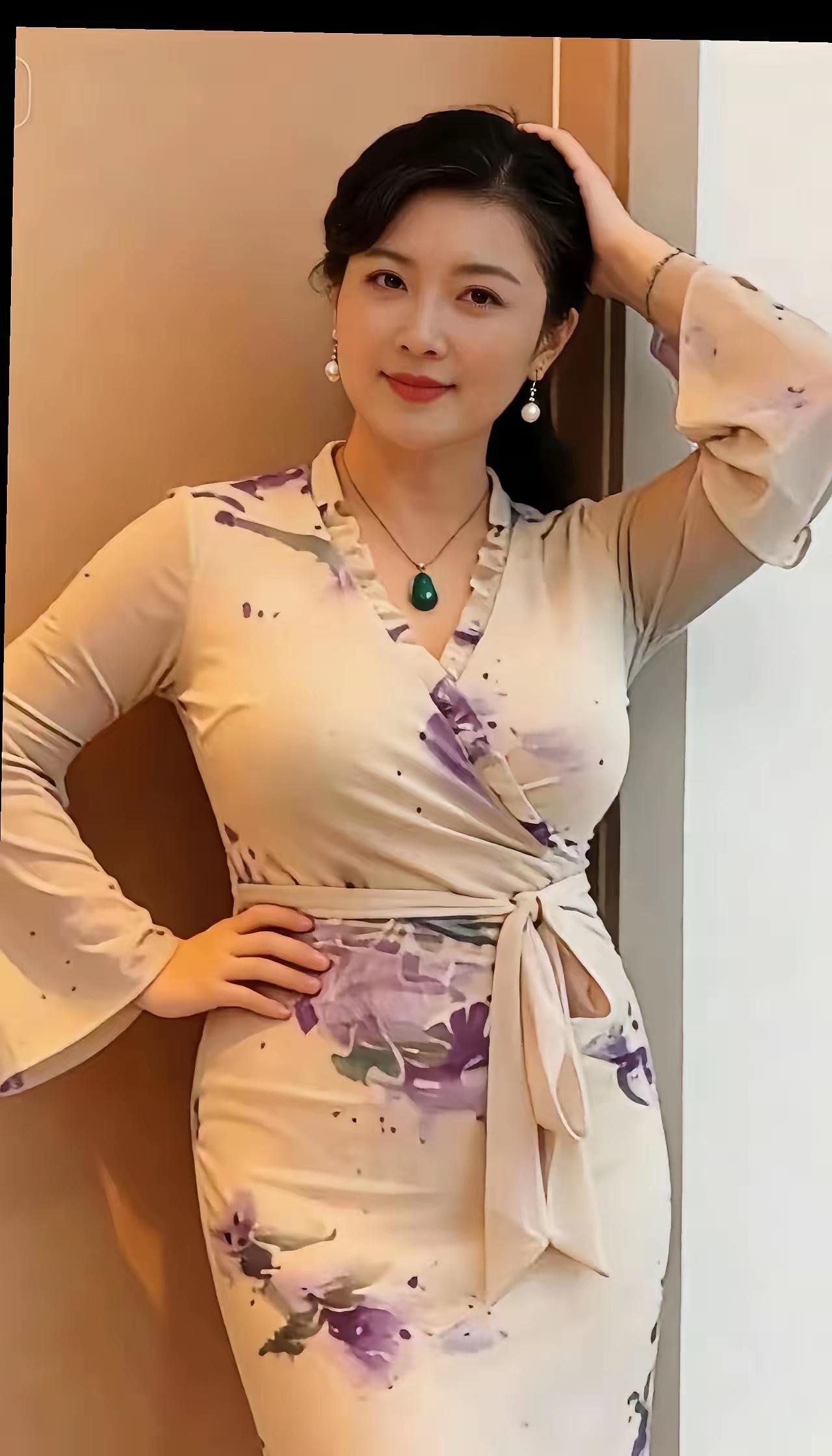 58岁的原主持人周涛仍然风韵犹存，让多少花心男魂牵梦绕，她年轻时有飞燕之姿，半百