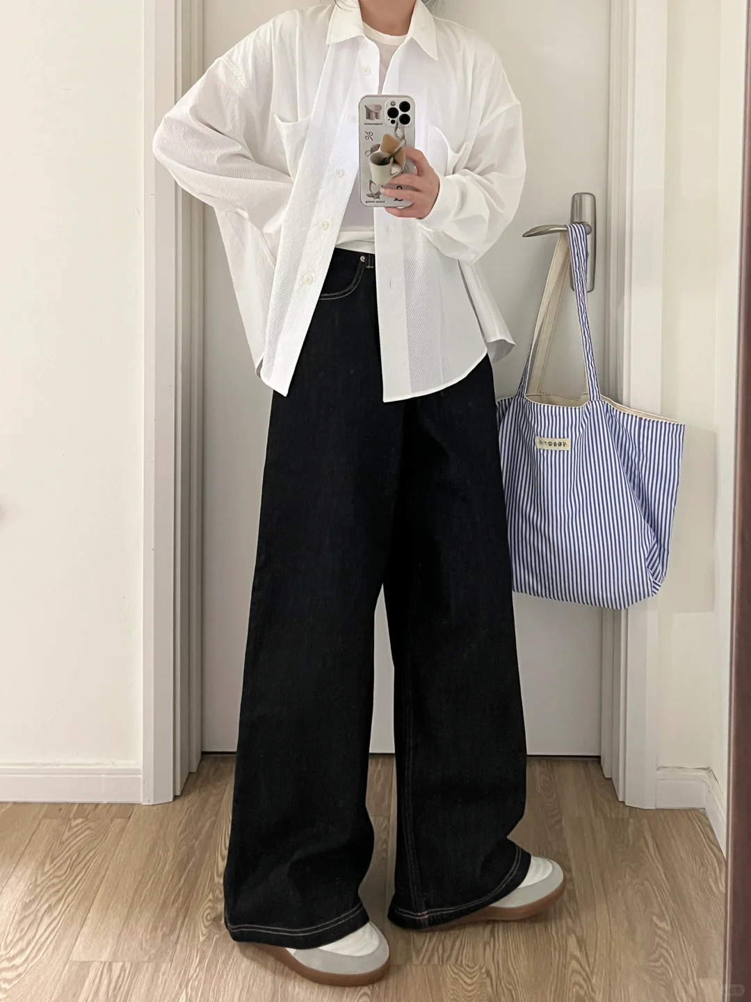 日常干净利落｜白衬衫+白t+藏蓝直筒牛仔裤