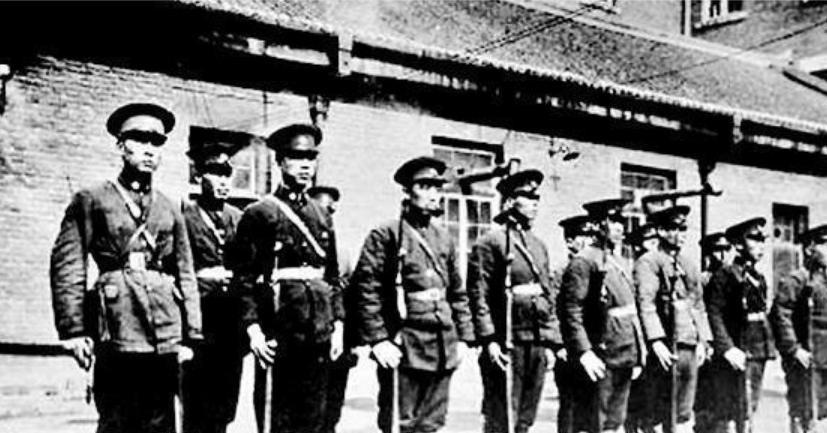 很多人提到伪满武装，第一反应往往是伪军，觉得他们装备杂、训练差，临战也未必可靠。