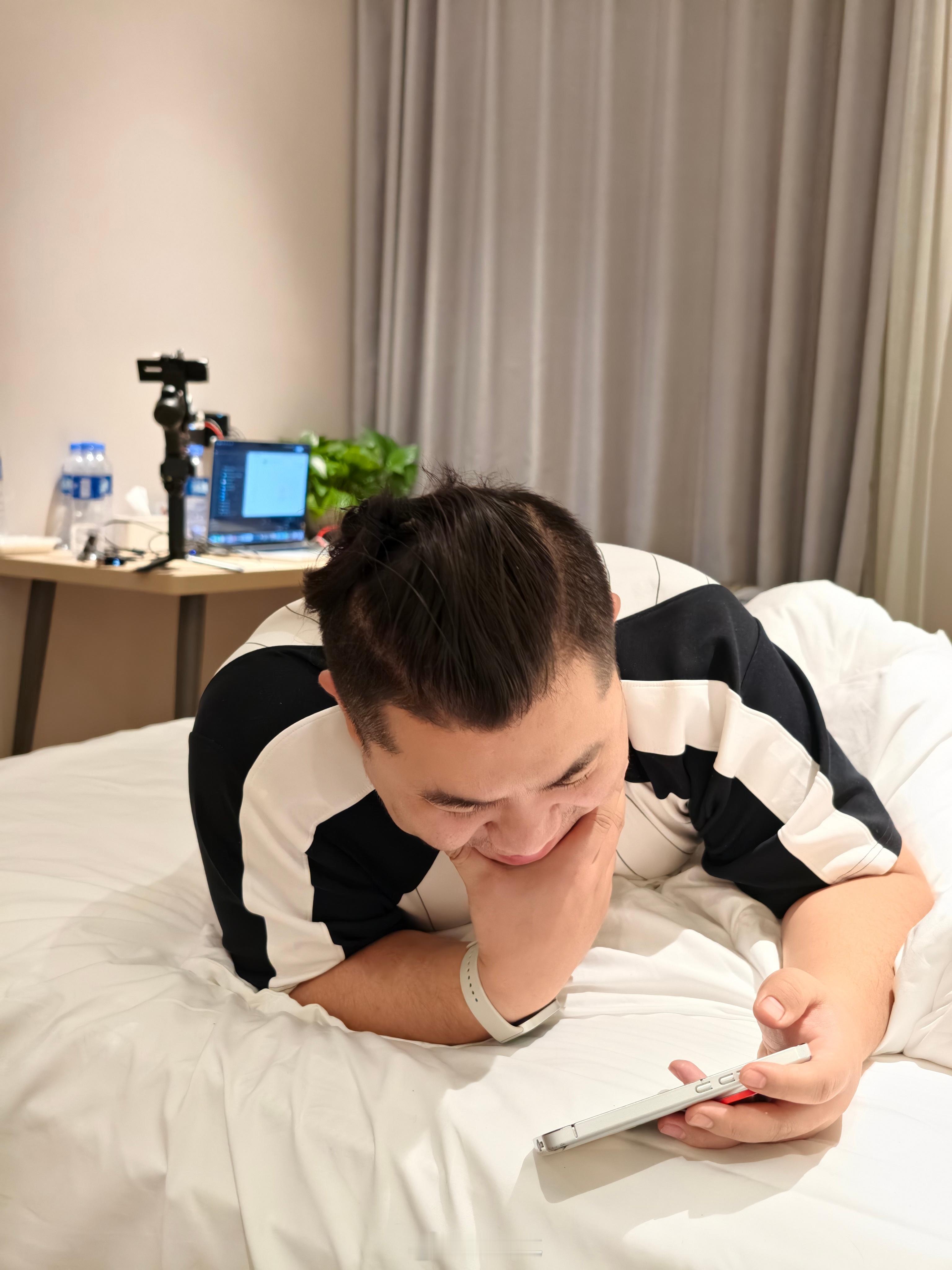 U23国足进球 东哥今晚一边在剪辑，一边盯着U23亚洲杯 直播视频关注比赛进程，