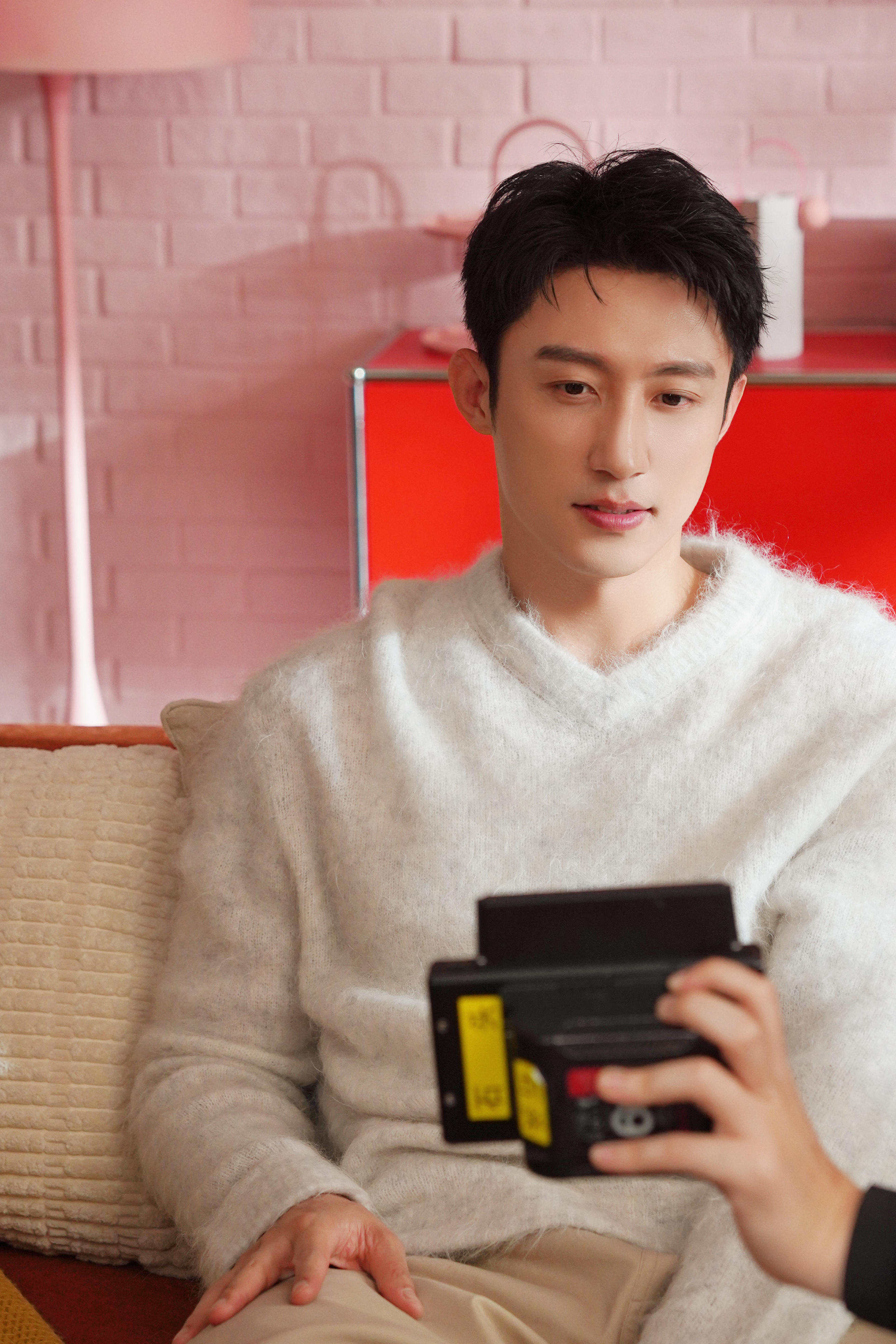 黄景瑜深V造型是我的兴奋剂深V很诱人，但今年情人节我选白色恋人以及，什么时候能看