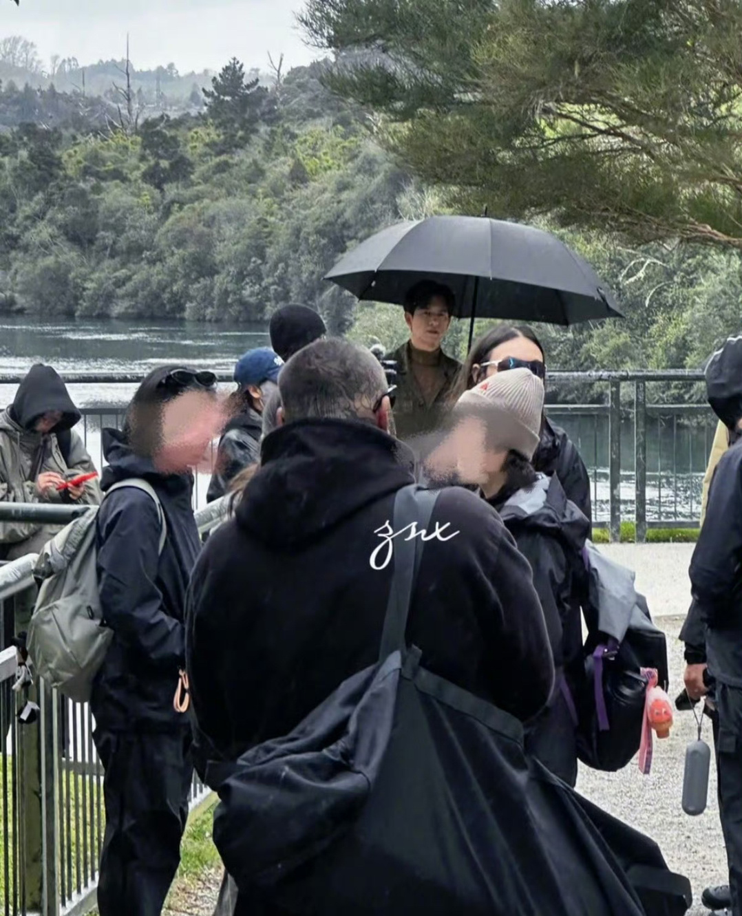 网友新西兰偶遇风衣李现，新西兰到底有谁在啊，羡慕了！ ​​​