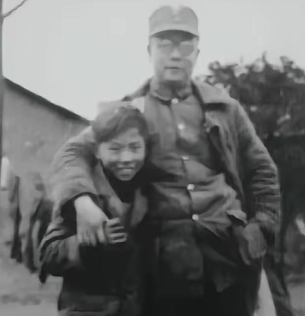 1955年全军授衔，李克农戴上上将军衔，他28岁的儿子李伦，只领到了一枚少校肩章