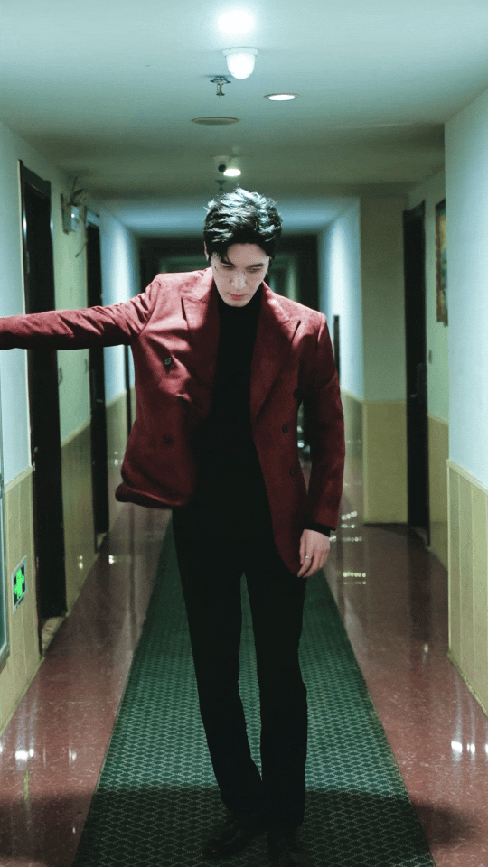 刘海宽跪完刘晓庆这边又跪上了刘海宽真的听劝 霸总长相听劝去拍竖屏剧，综艺里跪完戏