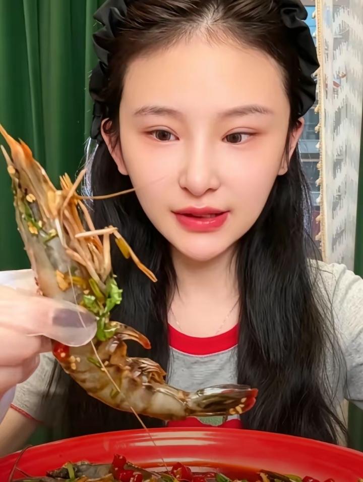 干饭莹莹的离开，令人无比唏嘘。曾经的她，是多少人羡慕的吃播博主，镜头面前尽情享用