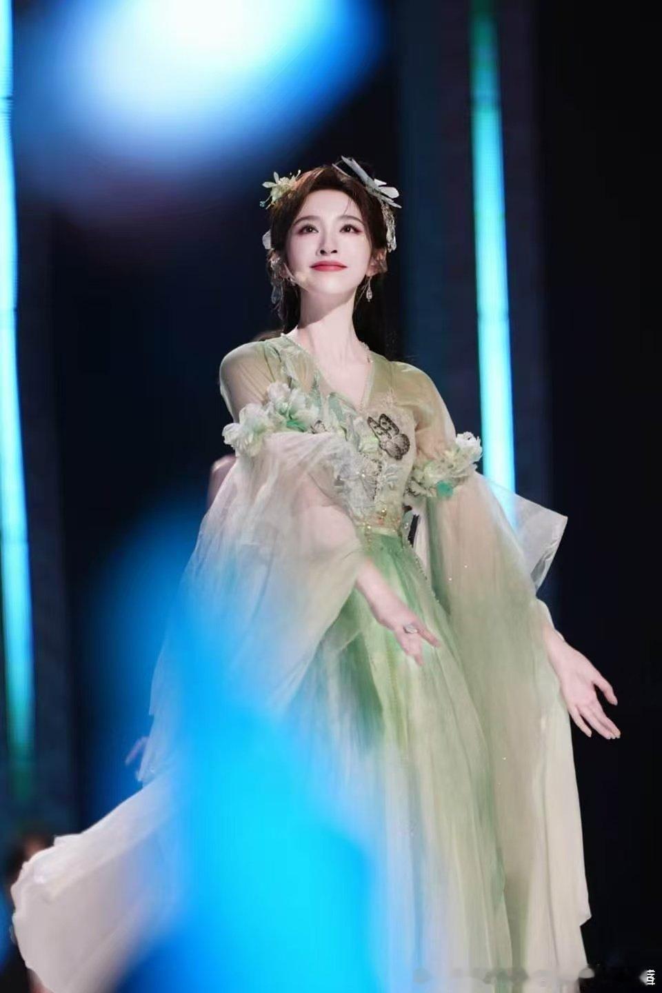 唐艺昕谈与孩子相处要有边界感 新式育儿范本来了！唐艺昕提倡亲子相处留足边界，同框