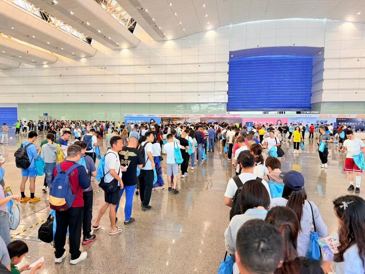 宜宾本周不止一个马拉松！滨江路你会看到无数个旅行团，三江两岸挤满了人！马拉松除开