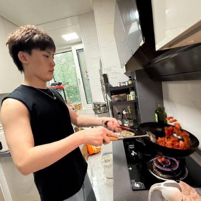 郎昊辰不仅长得帅，还做的一手好菜！近期，德云社相声大会A组在巡演结束，小聚一番。