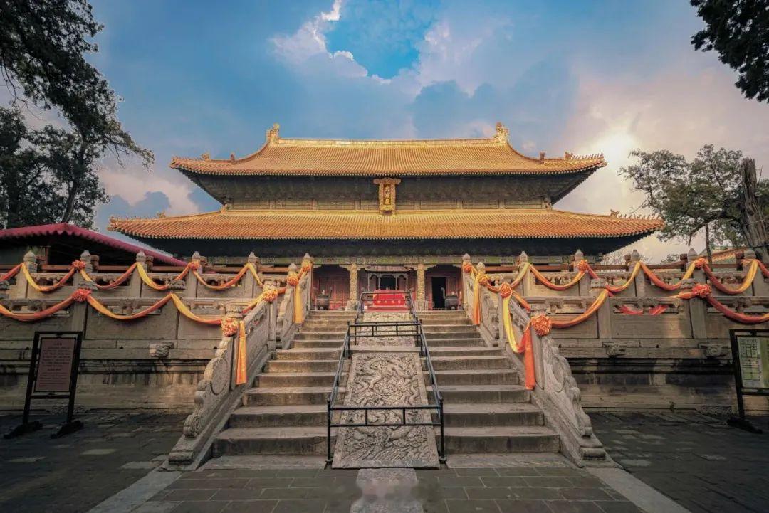 好客山东，好品山东  —— 在这里，泰山巍峨，黄河奔腾，自然风光旖旎；孔庙巍峨，