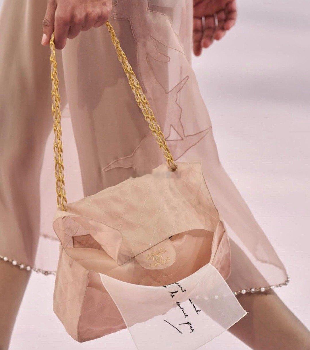 当经典手袋化作高订艺术品✨CHANEL 本季高订系列中，创意总监 Matthie