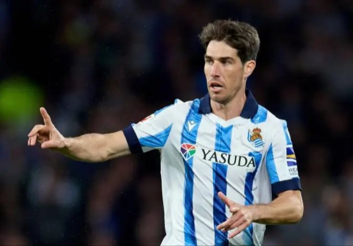 西甲首轮对阵巴耶卡诺的比赛中，埃卢斯通多和帕切科或洪-马丁将组成皇家社会新的中卫