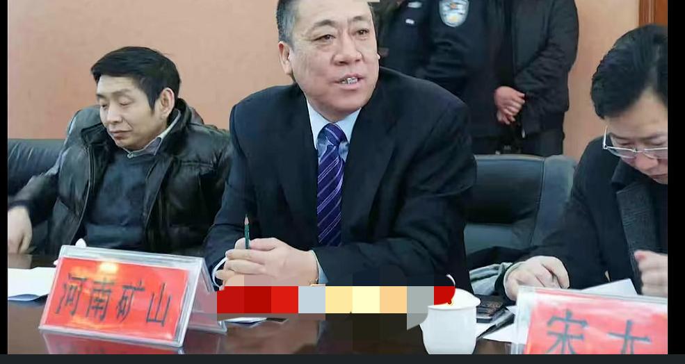 年轻时的崔培军开会时的一幕。
