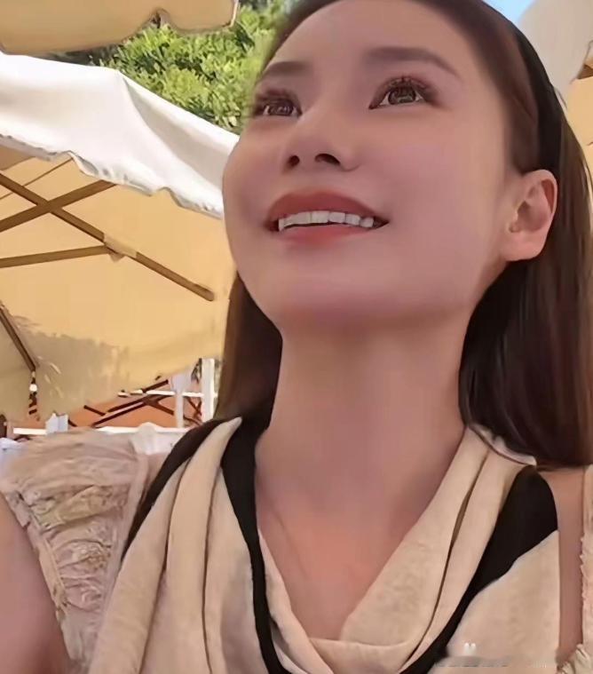 太可爱了马筱梅！上一秒还在回应直播间里网友说我英语普普通通！下一秒开始流利地用英