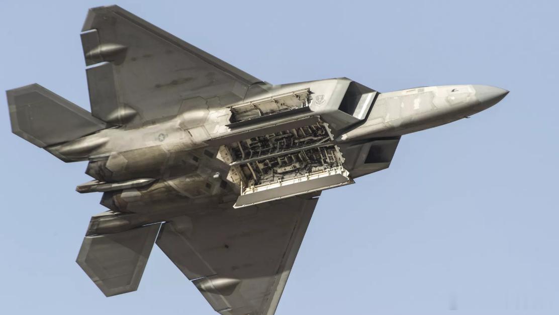 F-22和F-15J联手演练对华作战，暴露美日空优机队致命软肋美日最顶尖的空优战