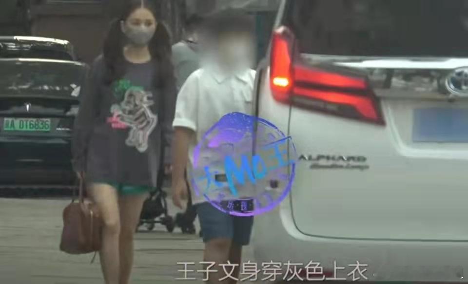 王子文北京带娃被拍，11岁儿子还没160长得很壮实，母子俩像姐弟！ ​​​