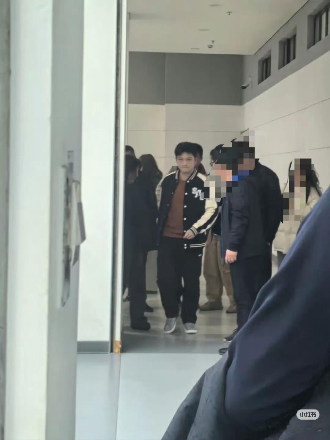 东哥生图也很帅啦，不接受反驳！樊振东回上海交大啦