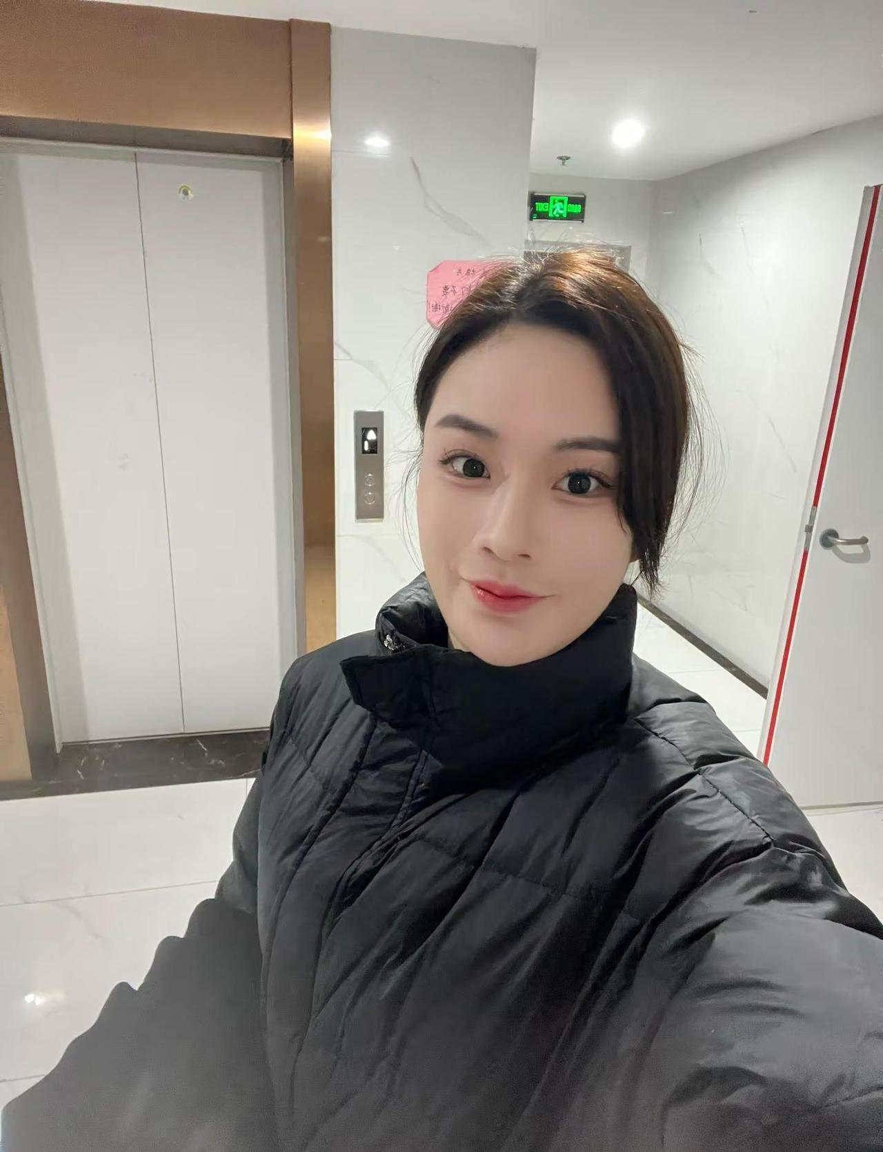 以前的女人：嫁鸡随鸡，嫁狗随狗，为了孩子，日子再穷也不会走，现在的女人：嫁鸡打鸡