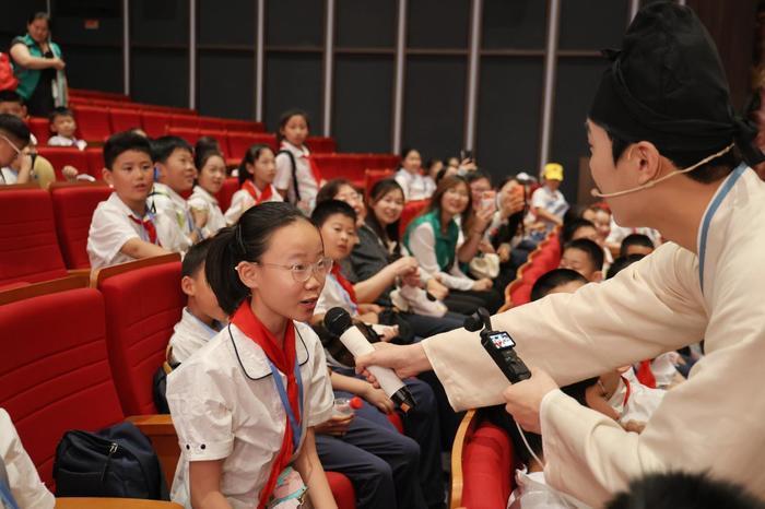 5月29日，济南起步区如梦令宋词主题演艺乐园迎来千名学生，他们告别传统课堂，在这