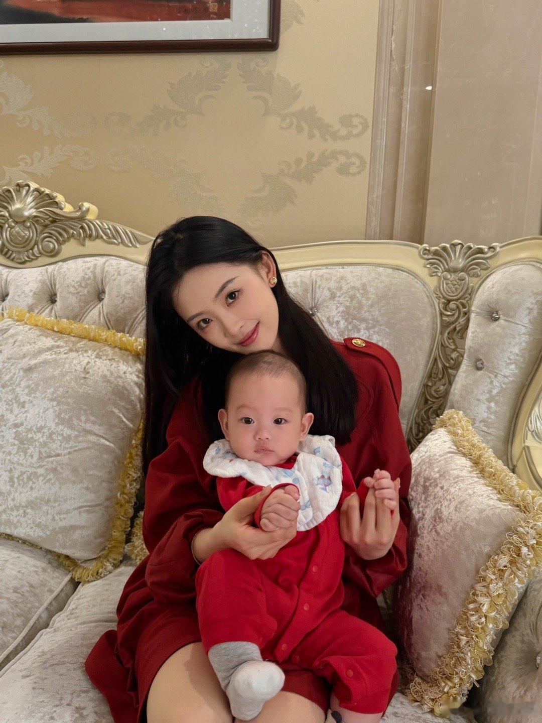 抽奖详情 新年快乐老婆们！今年对于我来说是很特别很有意义的一年～从小女孩变成了妻