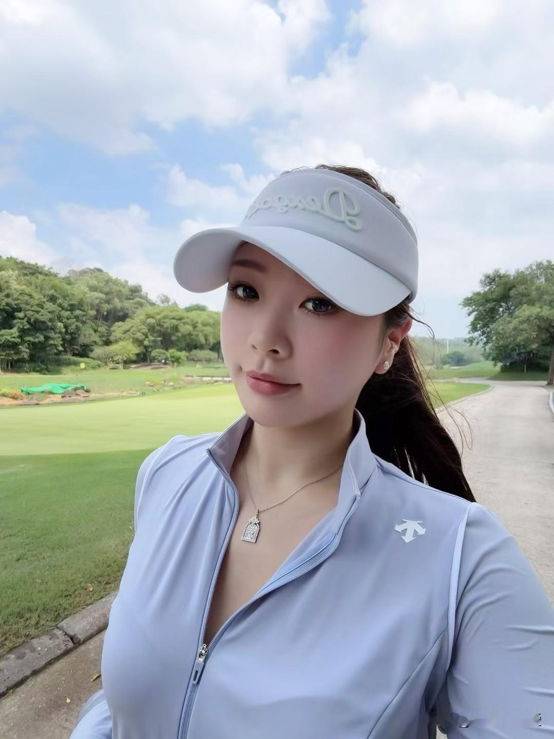 “直木成才，弯木成景”，这句话实在妙极了。直木身姿挺拔，可作梁柱、制器物，恰似职
