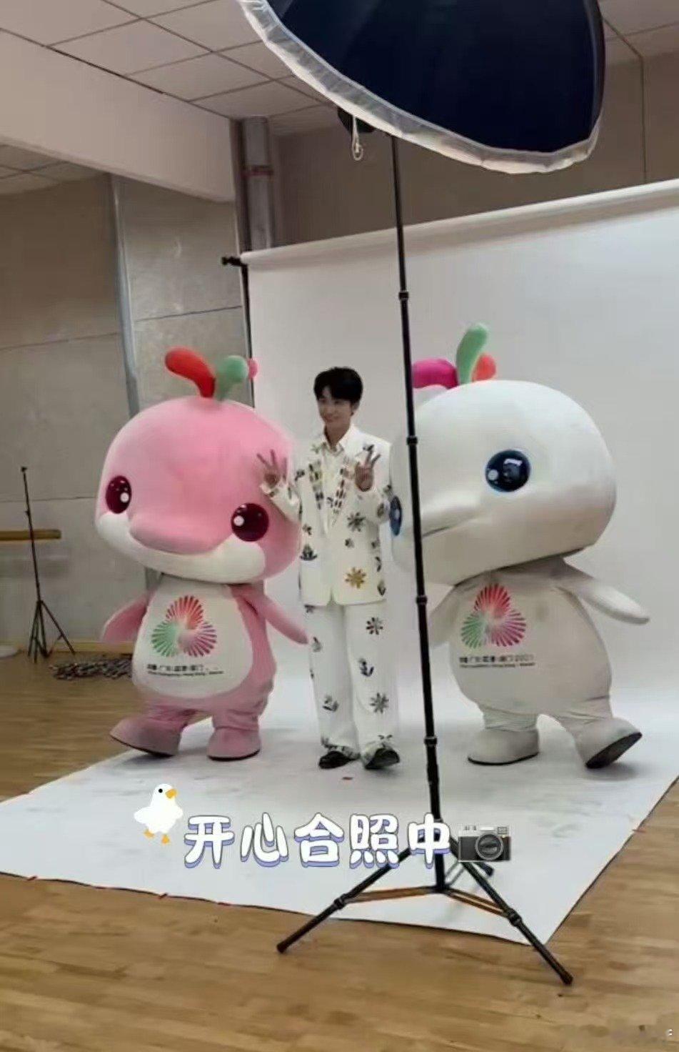 大湾鸡降维拿捏黄子弘凡黄子弘凡与大湾鸡的这场萌物较量，最终以黄子的败北而告终，太