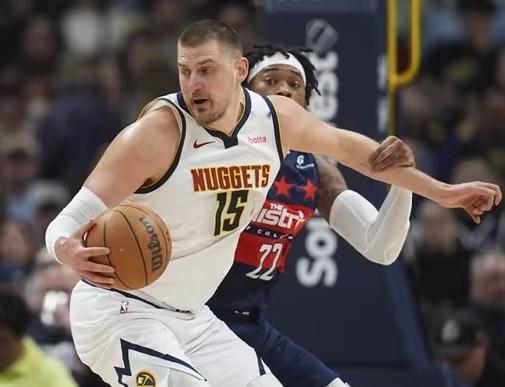 快船不幸撞到“枪口上”
最近意气风发的“登卡”，遇到约基奇复出的掘金，结果根本没