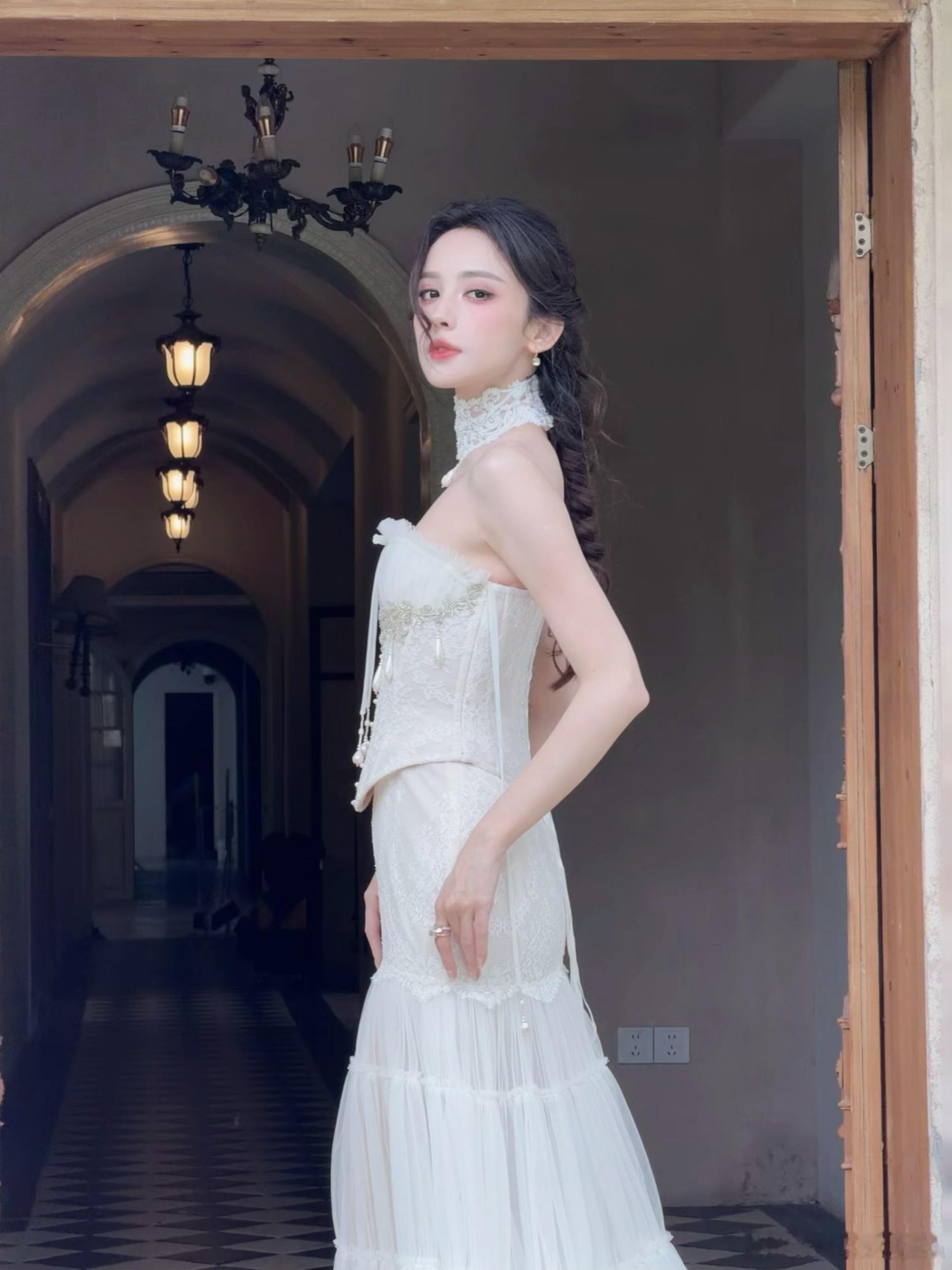 娜扎白月光礼服一袭纯白礼服氛围感十足，柔光面料衬得气质温婉脱俗，清冷优雅的氛围感