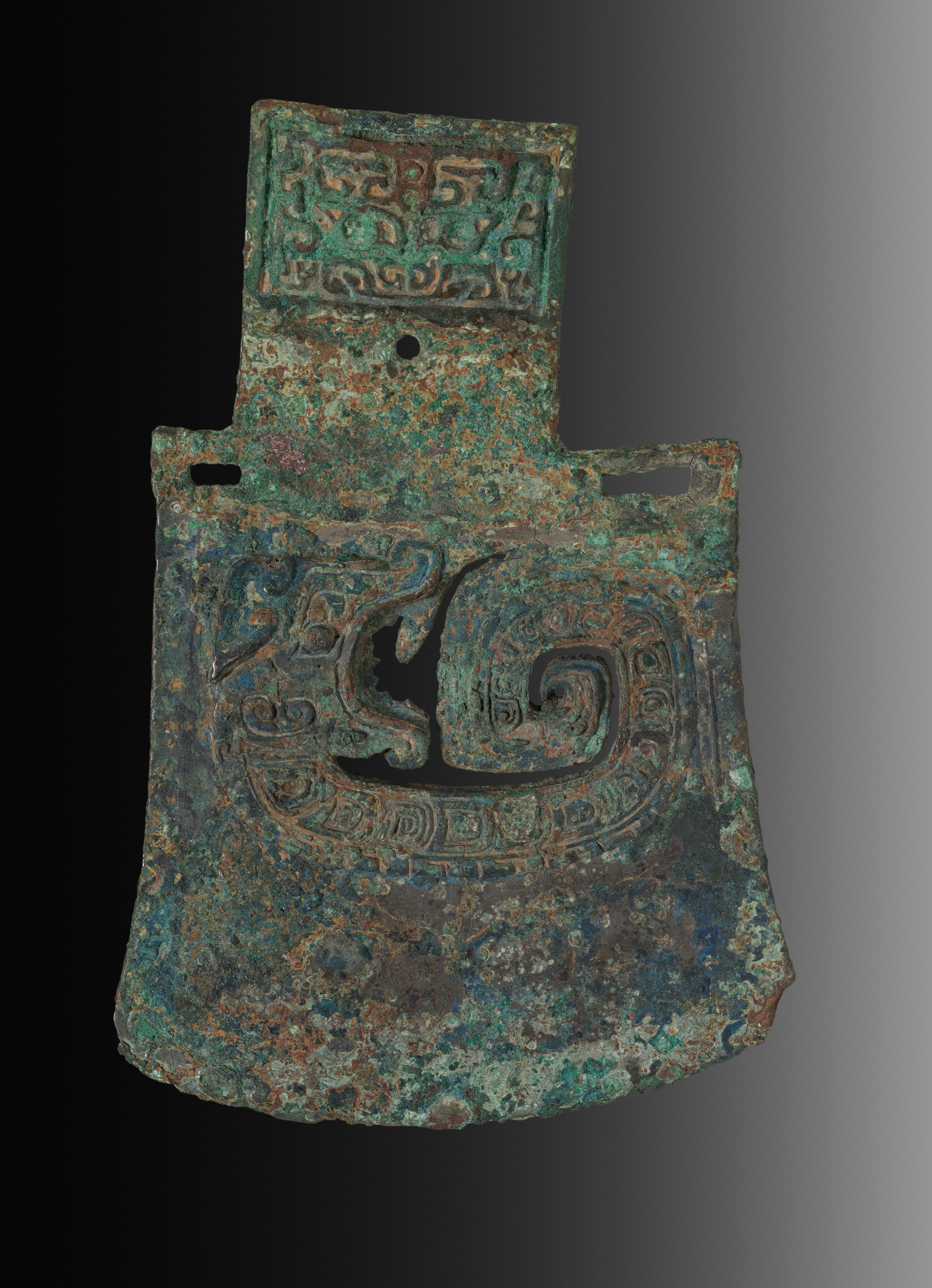 每天一件青铜器 美国克利夫兰美术馆藏商晚期:镂空龙纹钺. 直内部还有一组兽面纹 