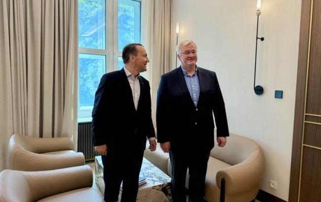 乌克兰外交部长安德烈·西比加在华沙与波兰外交部长拉多斯瓦夫·西科尔斯基会面时，提