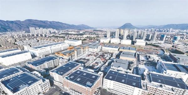 横店迎来了三十年来最惨烈的一次断臂求生。
 
一间房一天60元，一百多座摄影棚免