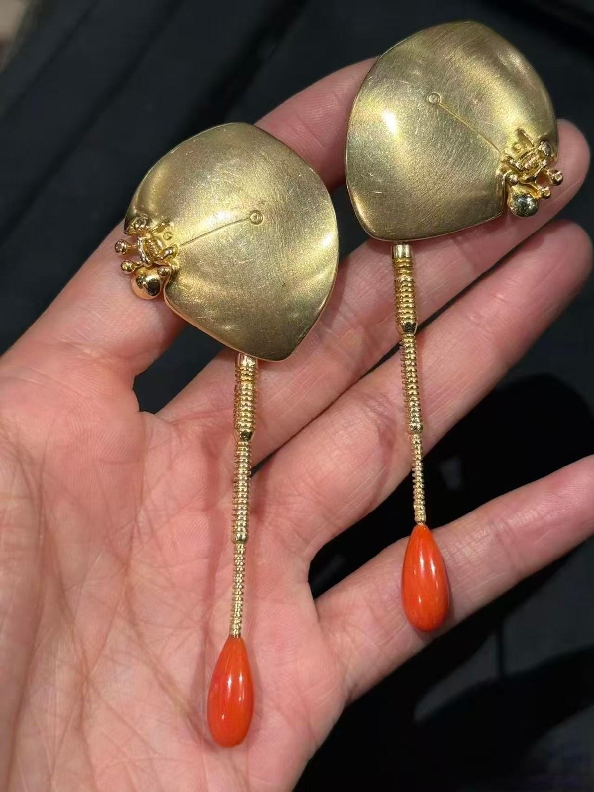 中午去邻居家借美工刀，窗台上放着一对圆牌。金色不规则圆形光面磨砂，底下坠着金色弹