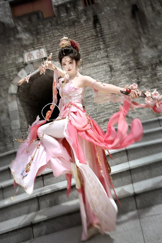 昔有佳人公孙氏，一舞剑气动四方