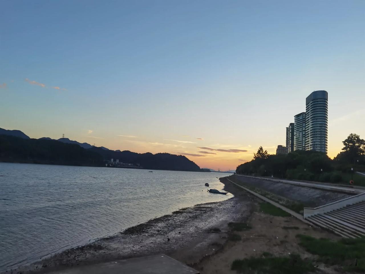 杭州桐庐：富春江畔的晨光