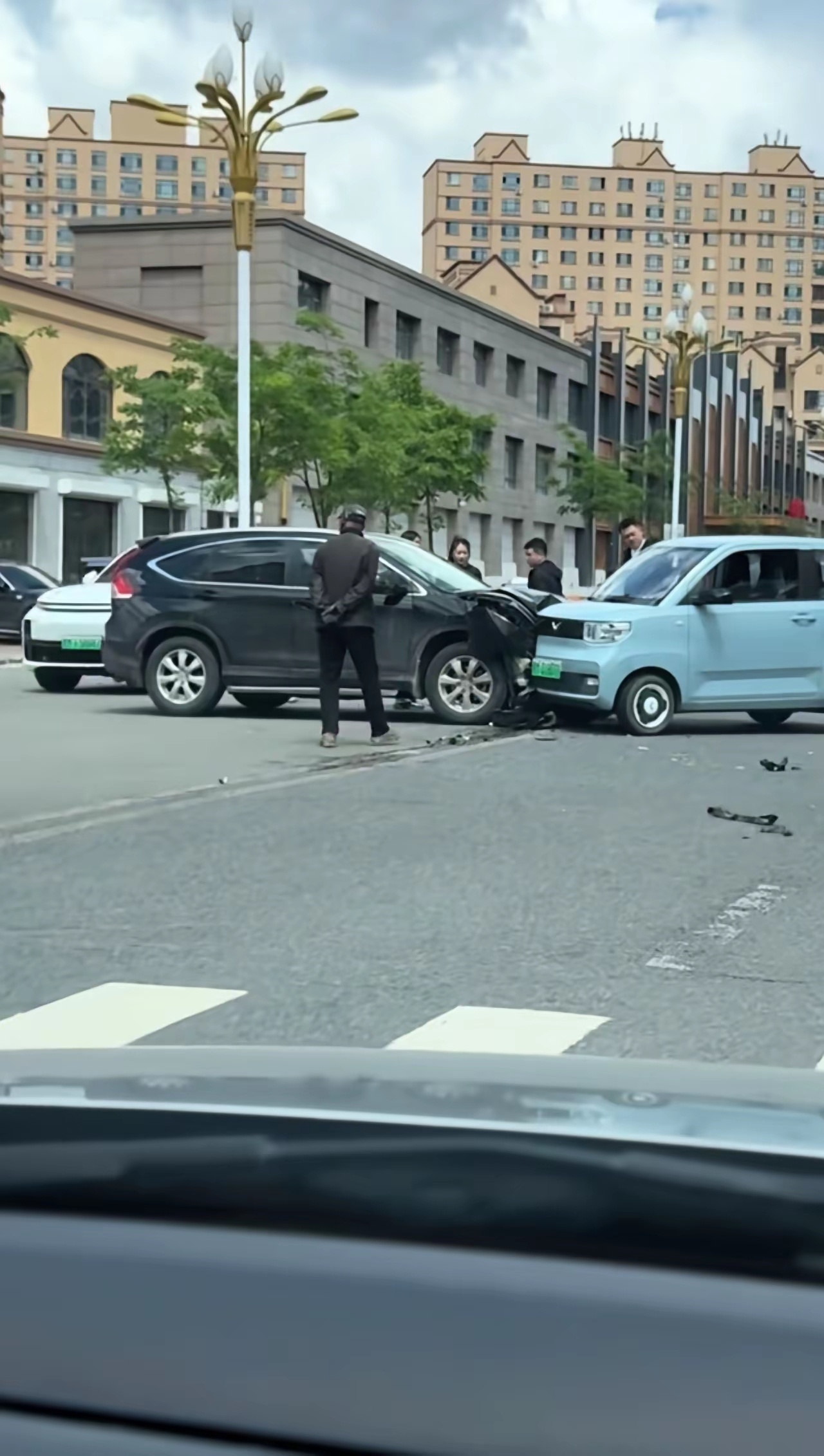黑色是什么车，有大哥能看出来吗 