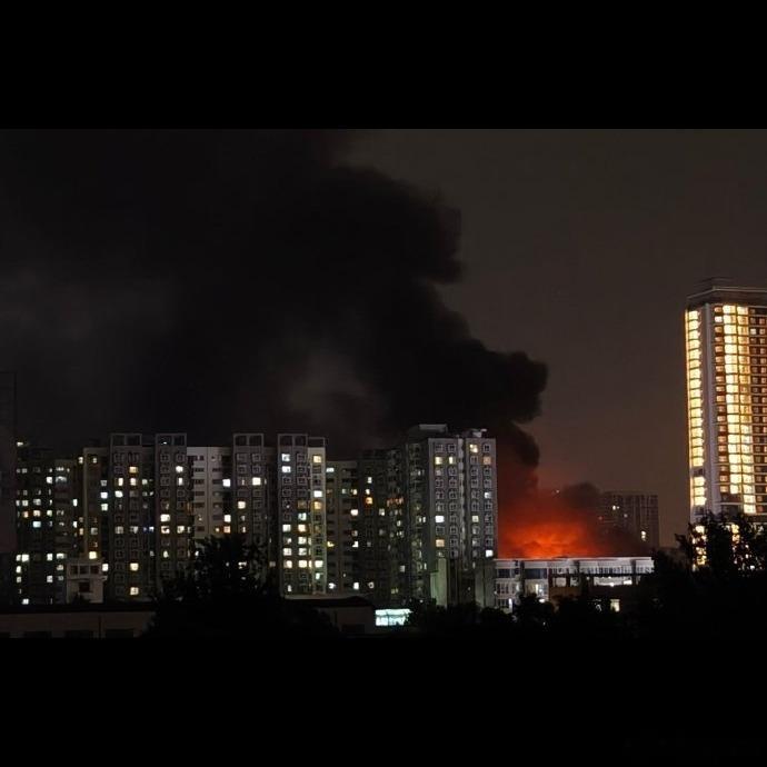 🔥郑州宏达国际车业广场昨晚8点多突发大火，一栋4层楼几乎全烧了，火光冲天浓烟滚
