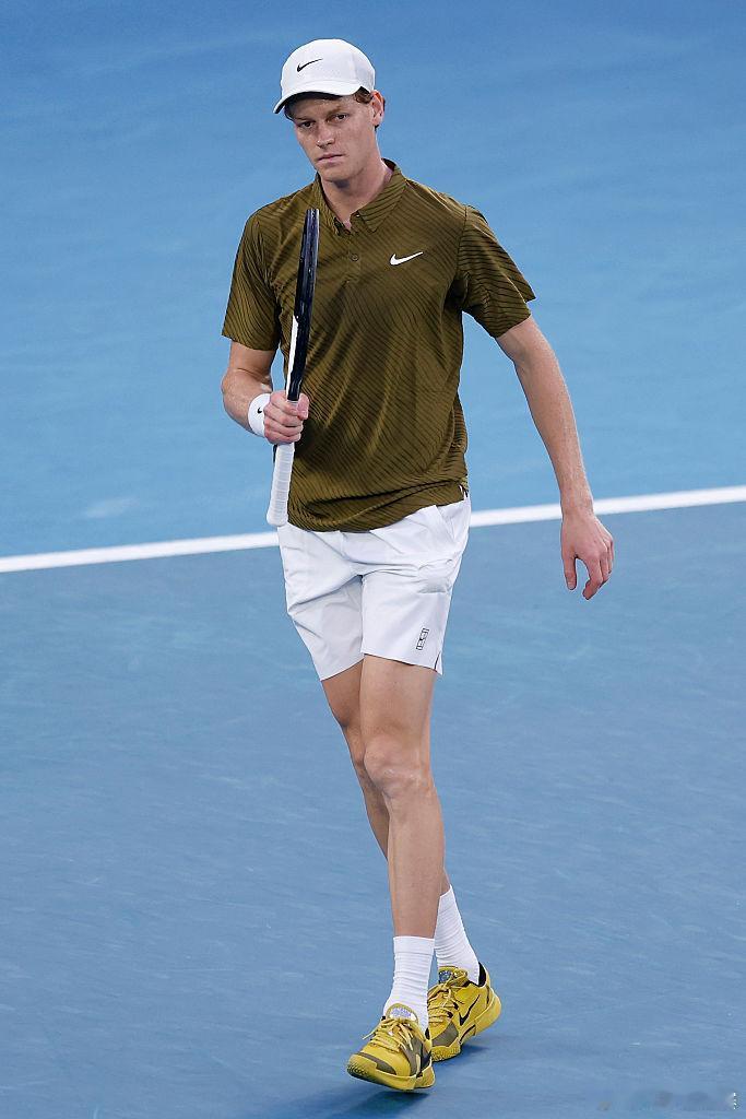 辛纳先下一盘澳网2026 男单1/4决赛，卫冕冠军辛纳以6-3赢下首盘，大比分1