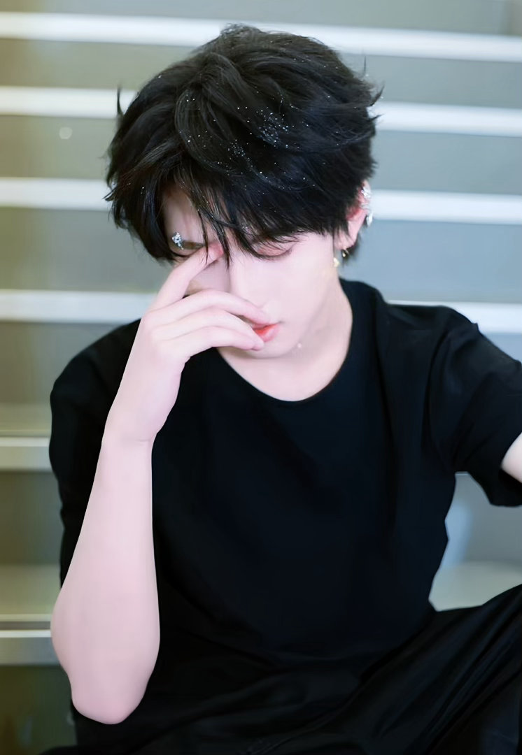 穆祉丞看到章鱼玩具就想到黄朔周五晚高疯 玩具摊前他举着章鱼，转头就说“黄朔肯定爱