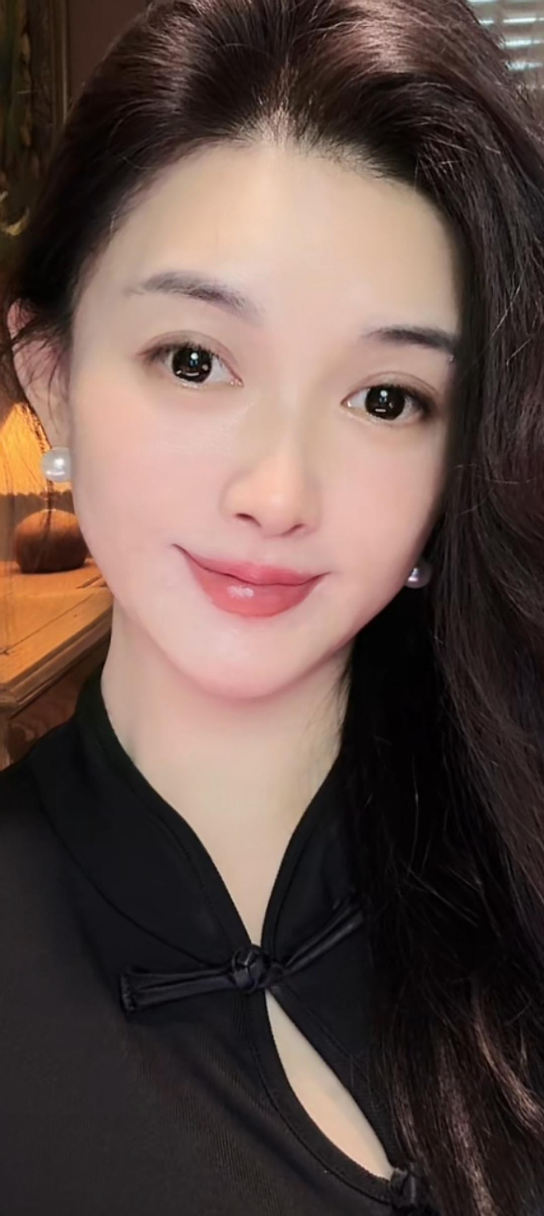 这位小姐姐真漂亮，笑容甜美。