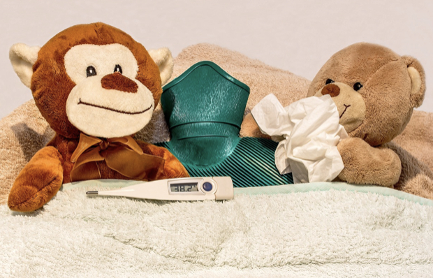 感冒有着一定的自限过程，所以不要一上来就给娃吃药，不仅作用不明显反而容易用药过量