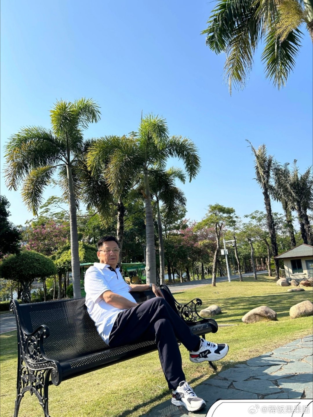 有来陪叔叔玩的嘛 