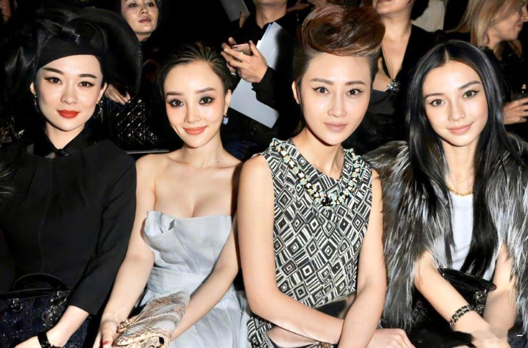 当年时装周著名的“叠罗汉” ，2个人的位置挤了5个人，事后品牌方大发雷霆，炒掉了