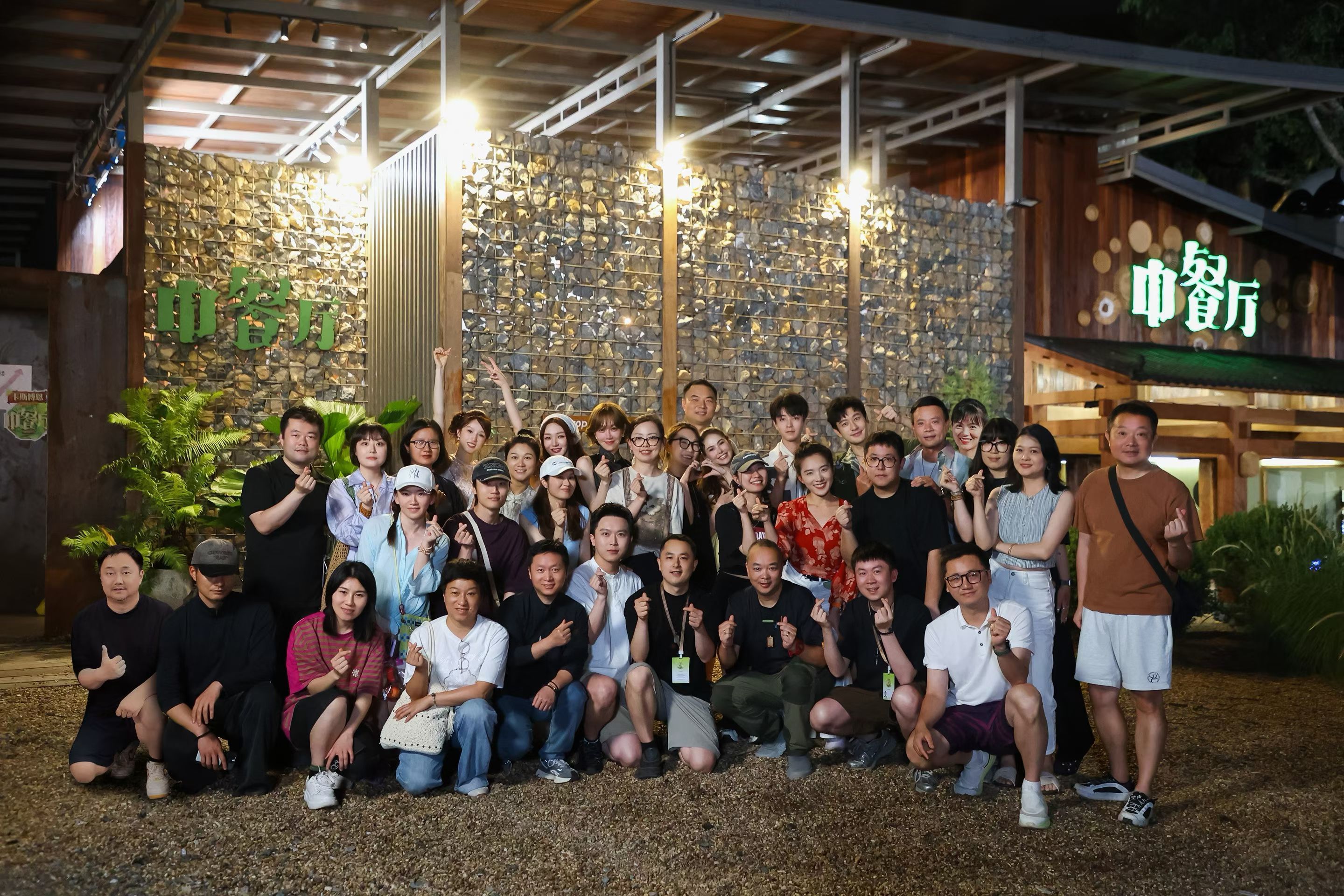 王俊凯中餐厅大合照 看到了导演组发的中餐厅10大合照顺毛比心🫰🏻好嫩好帅的小